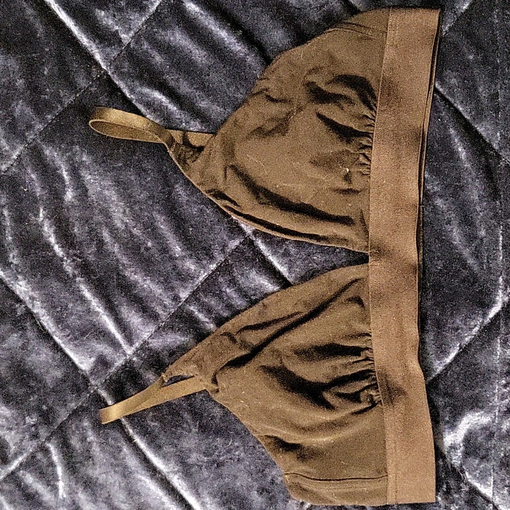 Negative wireless triangle bra